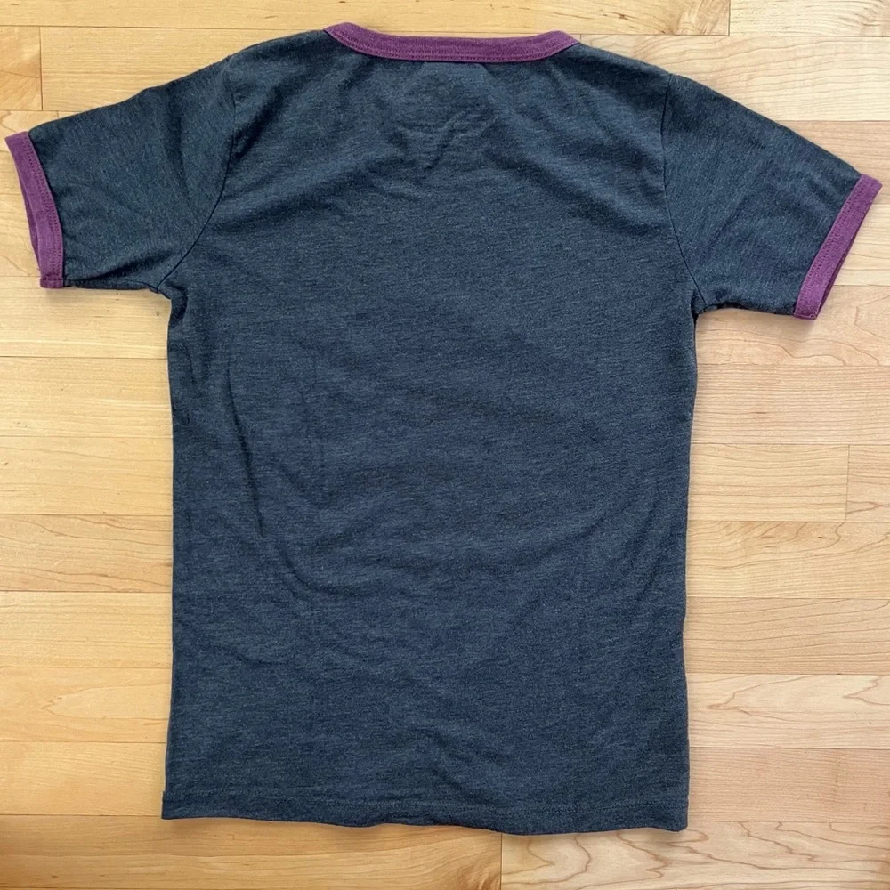 MTV Viacom Charcoal Gray T-Shirt with Floral Logo Women’s Size Small - Picture 7 of 7